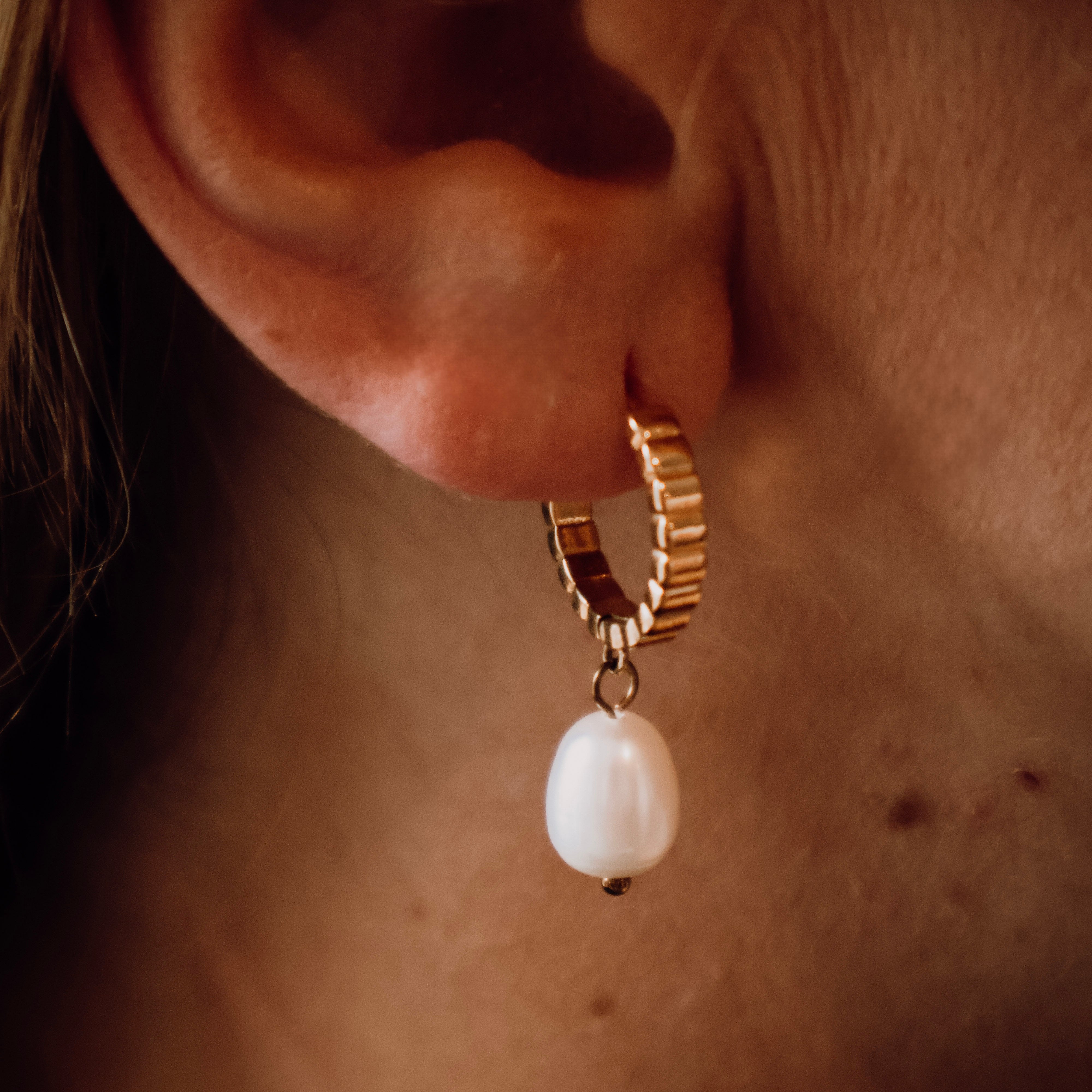 Pearl Ribbed Hoops