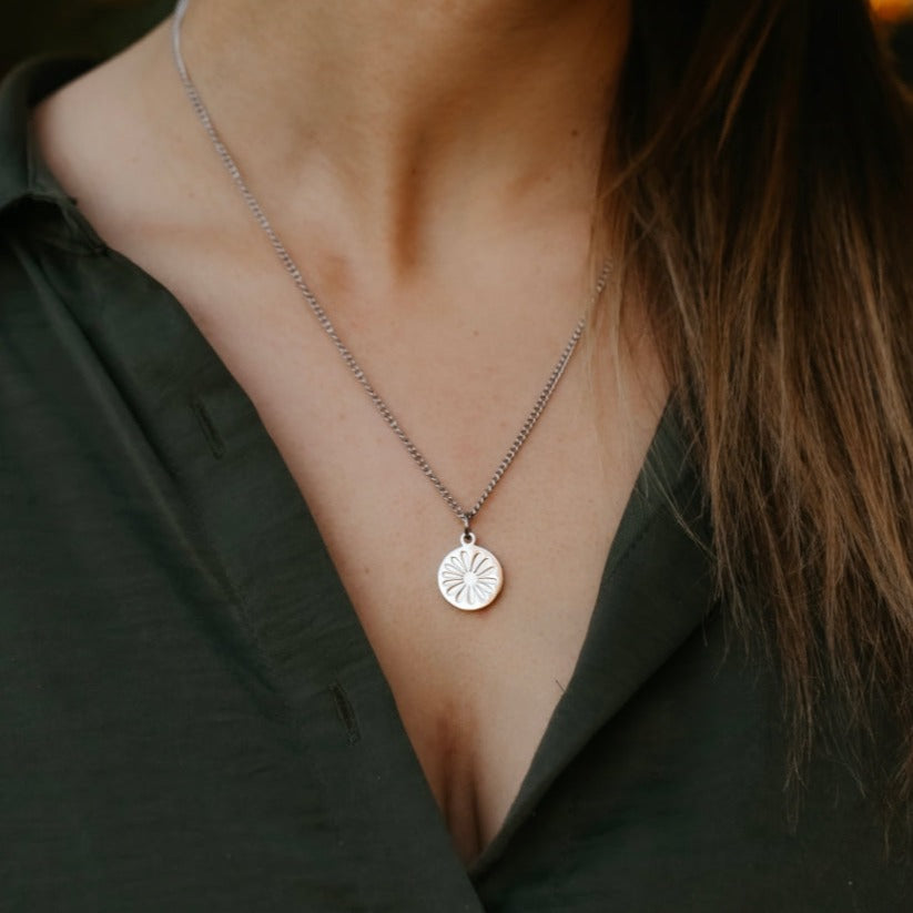Circle Daisy Necklace